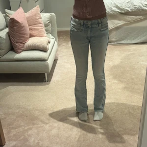 Low waist jeans hm - Säljer ett par ljusblå jeans med bootcut passform och låg midja.