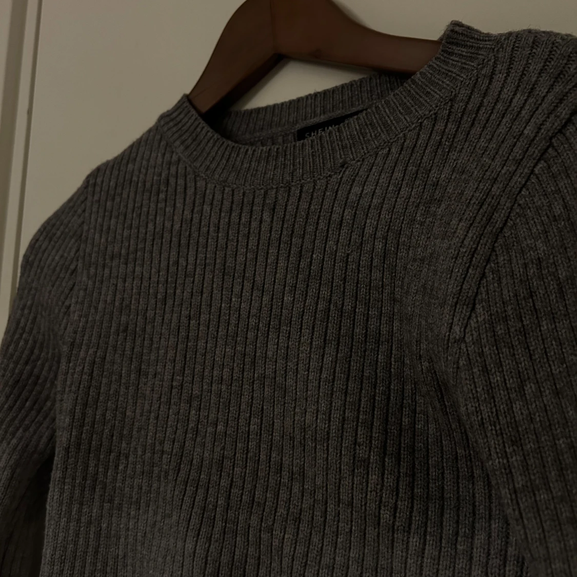 Grå croppad ribbad tröja  - 1