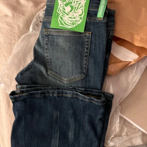 Nya Cheap Monday booty bei jeans - Snygga jeans från Cheap Monday i modellen booty bei, helt nya säljes då jag beställde fel storlek. W28 L32