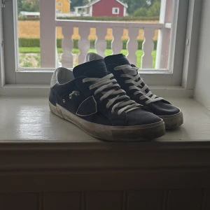 Philippe Model blå sneakers mocka - Philippe Model sneakers i mörkblå mocka. Använda typ 6 gånger köpta på miinto. Kvittot finns på dom 