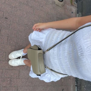 Ribbad klänning/ smock klänning - Lite missfärgad av pool vatten som man kan se på bilden men man märker inte riktigt på det 