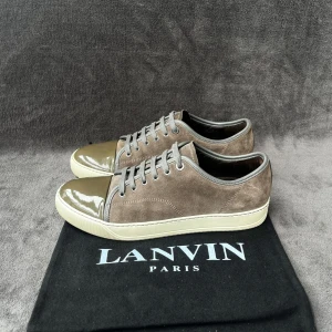 Lanvin DBB1 CapToe | 41 - Storlek: UK 7 - motsvarar storlek 41. Skick: Väldigt fint skick. Tillbehör: dustbag. Denna modell är stor i storleken. Vi rekommenderar därför att gå ned 0,5-1 storlek.