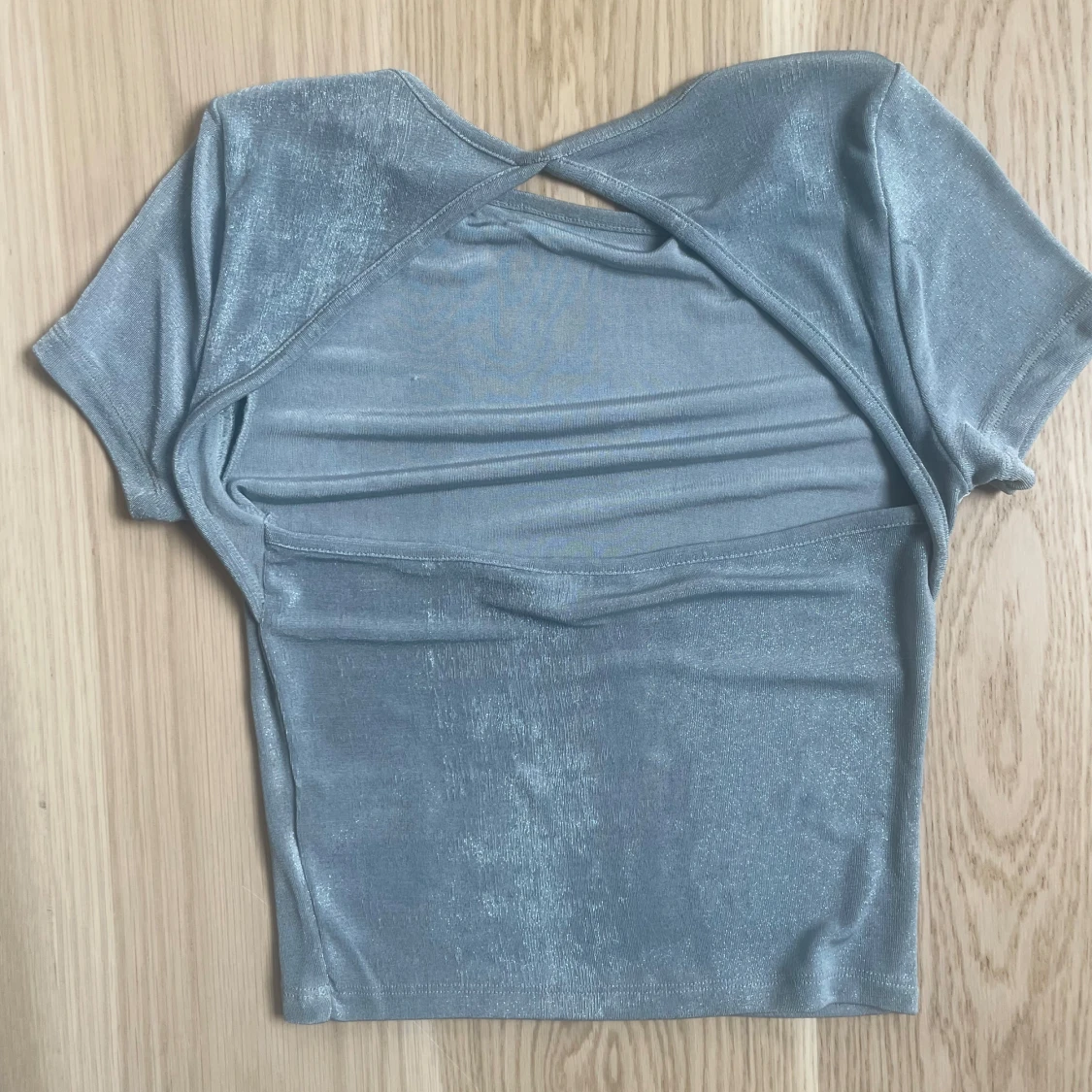 Glittrig silver topp med öppen rygg - 2