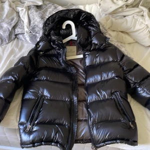 Moncler Maya  - Säljer nu min Moncler Maya i bra skick 