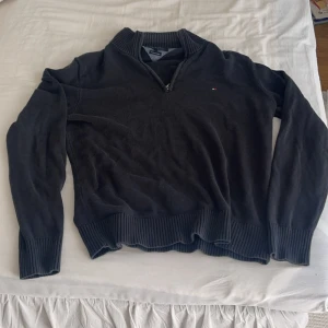 Svart half zip tröja Tommy Hilfiger - Svart långärmad tröja från Tommy Hilfiger i premium bomull. Tröjan har en ribbad krage och muddar samt en snygg half zip-dragkedja vid halsen. Liten diskret logga på bröstet. Perfekt för en clean och stilren look. Hör av er vid interesse eller frågor ❤️👍💞😃😋🦚💞