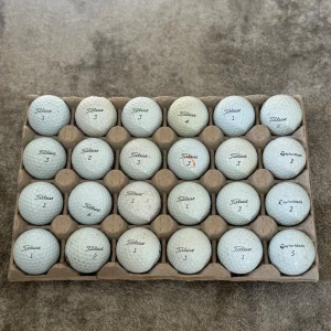 PRO V1:or  - Säljer två dussin med PRO V1:or A och B klass. Ett dussin 210kr två dussin 400 och 14-16 kr styck pris!! priset är inte hugget i Sten så det är bara att skriva vid funderingar !!!