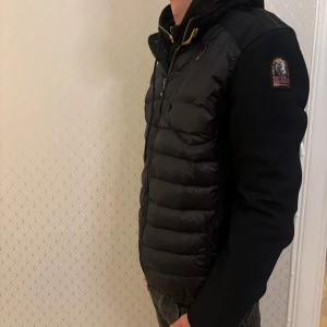 Parajumpers cardigan  - Säljer en svart cardigan från Parajumpers i storlek L. Jag har kvitto kvar från nk samt påse som medföljer vid köp. Cardiganen är i väldigt bra skick. Skicka vid några funderingar. 