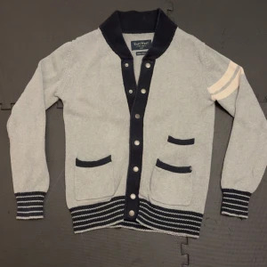 Sällsynt cardigan - Sällsynt cardigan som inte säljs längre! Den är varm o perfekt nu till hösten, även vintern. Den är i princip 10/10 skick med inga defekter alls. Jag skulle säga att storleken är mellan S- M och passar båda väl. Hör av er vid minsta lilla fundering!!🙏🙏