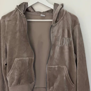 y2k Hoodie med Dragkedja - Säljer denna y2k Juicy inspirerade hoodien med dragkedja. Den är i sweat-tyg och mycket bra skick där den knappt har använts. Storleken är 158/164. 