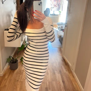 Stickad klänning  - Söt stickad klänning från Gina Tricot i storlek XS