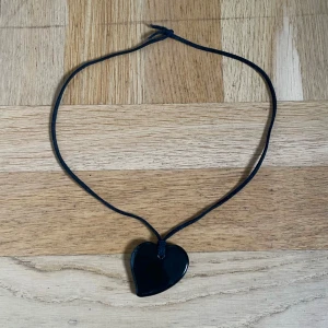 hjärt halsband - köpt secondhand • hjärtat är i glasliknande material • trådet är ca 40 cm