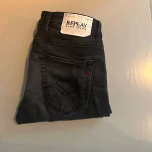 Replay Grover - PRIS KAN DISKUTERAS! Ett par asfeta replay grover i svart w29 L32, sitter lite tajt ungefär som en Anbass, köpta nyligen för 1200 nya knappt använda. Skriv för mer bilder, frågor osv🍾🍾