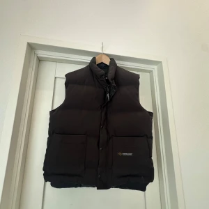 Canada goose väst  - Inga defekter, använd sparsamt,10/10!                                   Äkta såklart!       Storlek L men passar även M.