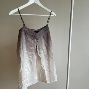 Ombre blus - Blus med ombre stigande färg. Lavendellila till vit. Storlek S. Knappt använd, toppskick! Märke: Apostrophe. #cute #stockholmstyle #scandi #scandinavian #stockholm #coquette #aesthetic #lana #lanadelrey #tiktok #trend #trendy #swag #vintage #style #fashion