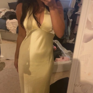 Gul klänning  - Super snygg klänning, klänningen är uppsydd vid halsen och den har en liten fläck på insidan av klänningen men ingenting som syns när man har den på 💕💕