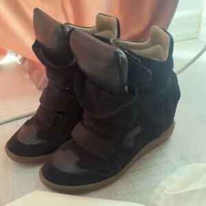Isabel marant skor  - Säljer mina älskade skor som är äkta! Dustbag tillkommer❤️Skorna är jätte fräscha och snygga! Kom privat för fler frågor.