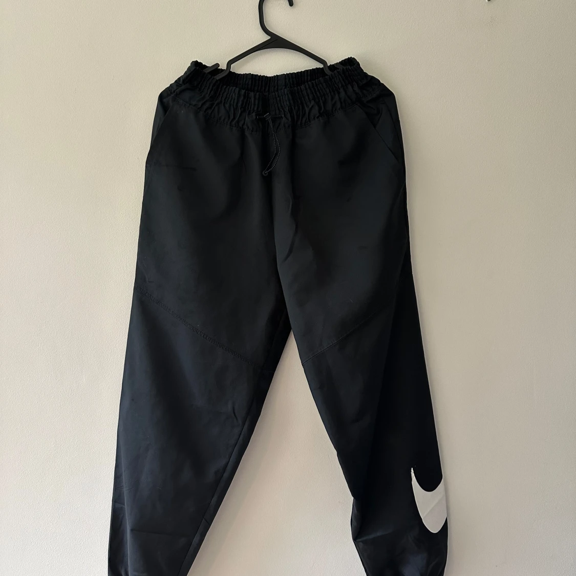 Svarta Nike mjukisbyxor med logga - 1