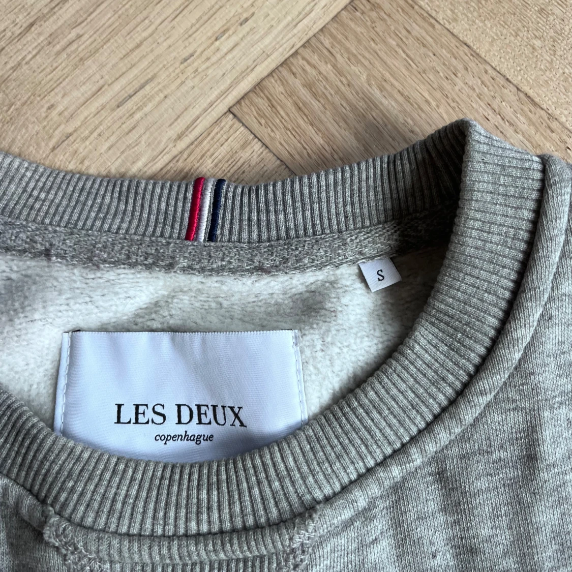 Grå sweatshirt från Les Deux - 2