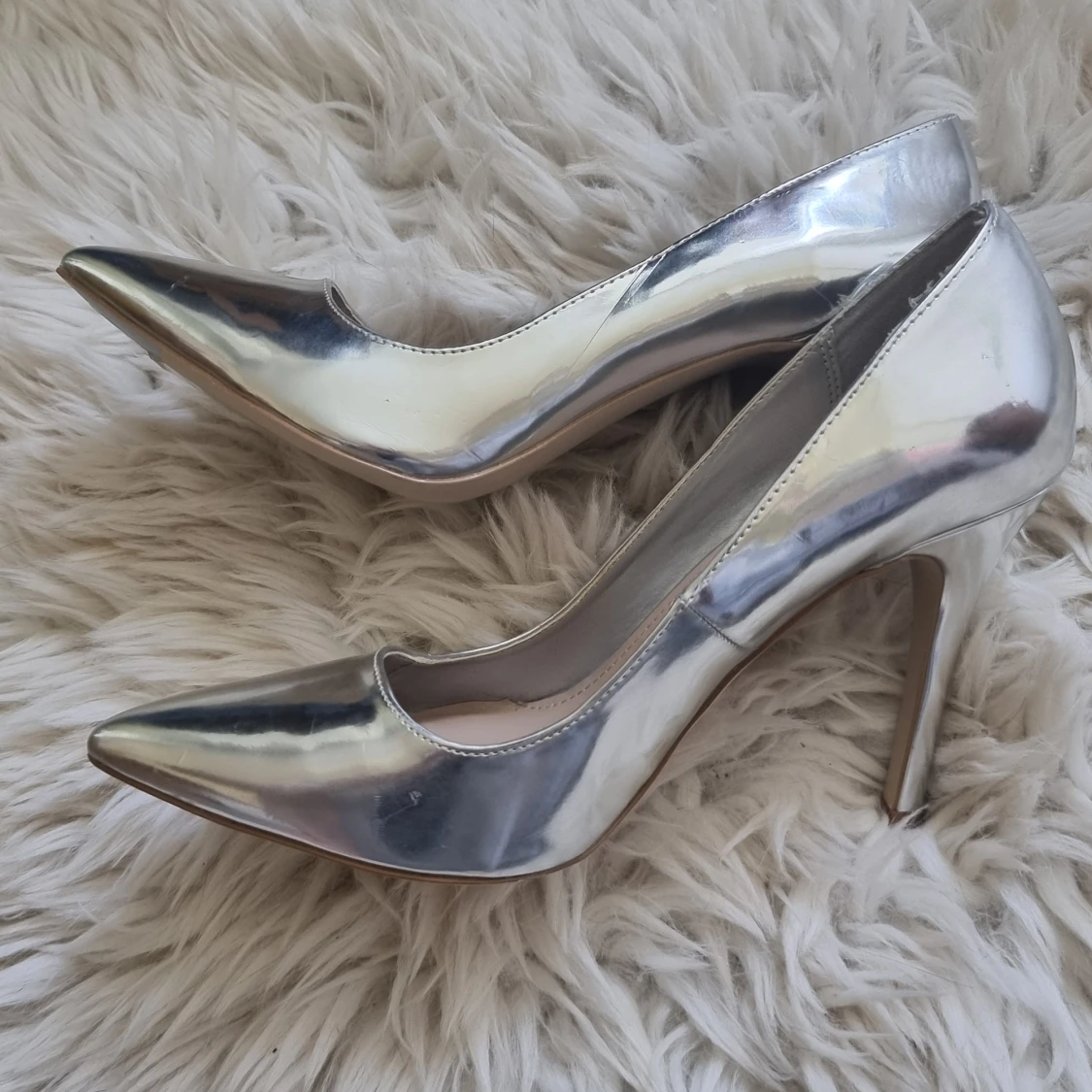 Silvriga pumps med spetsig tå