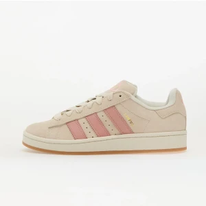 Adidas Campus beige/rosa sneakers - Snygga Adidas Campus sneakers i beige mocka med klassiska rosa ränder på sidorna och guldfärgad Campus-text. Skorna har platt sula, rund tå och snörning. Perfekta för dig som gillar en stilren och trendig look med en touch av färg.