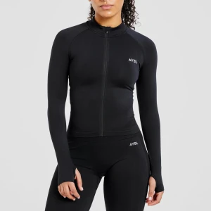 Svart zip-tröja från AYBL - Säljer en svart, tight och sportig zip-tröja från AYBL. Tröjan har lång ärm med tumhål, hel dragkedja framtill och en stilren design med liten logga på bröstet. Perfekt för träning eller chill dagar. aldrig använd ser ut som på bilden