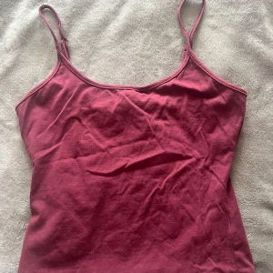 Vinröd linnetopp från SHEIN XS - Enkel vinröd linnetopp från SHEIN i storlek XS. Tunt axelbandslinne i mjuk bomull, perfekt för varma dagar eller att styla i lager. Snygg, basic modell med smala axelband och rundad halsringning. Den är använd 1 gång och fräsch! Säljer för 50kr, priset kan diskuteras. Frakten kan bli mellan 20-30kr. Köp inte på ”KÖP NU”, betalningen genomförs i chatten med Swish. 