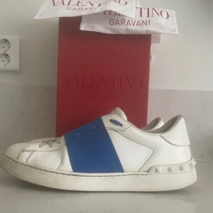 Valentino Garavani Open sneakers blå - Säljer dessa tvär feta opens färgen ljusblå🤩Box och två dustbags följer med vid köp🤩Skorna är i storlek 43❗️skicket på skorna är 8/10 utan några defekter🤩tveka inte på att höra av er om ni har frågor eller vill ha mer bilder😊