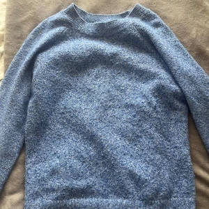 Blå stickad tröja från Vero Moda - Mysig blå stickad tröja från Vero Moda i storlek XS. Tröjan har en rund halsringning och ribbade muddar vid ärmslut och nederkant. Perfekt för att hålla dig varm under kyliga dagar och har en chill, klassisk look. Säljer för 200kr, köpt för 400kr för 1 år sedan. Ser prillans ny ut, utan fläckar och hål. Frakten blir runt 50-100kr osäkert på det! Köp inte genom ”KÖP NU”, betalningen genomförs i chatten med Swish. 