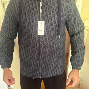 Vindjacka  - En hylt nu oanvänd vindjacka, storlek M perfekt inför kommande väder