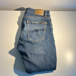 Nudie Jeans - Säljer ett par klassiska blå jeans från Nudie Jeans. Väldigt pupulära jeans. Först till kvarn😁