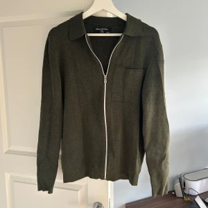 Cardigan/kofta - Tja, nu säljer jag kenna snygga kofta/cardigan från Daniel De Prato som är ett italienskt märke. Den är perfekt nu till hösten. Skicket är 9/10. Storlek S. Om du har en fråga är det bara att ställa den. Mvh/ Hugo