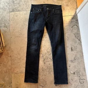 Nudie jeans grim Tim  - Säljer dessa feta jeans 👖 för ett sjukt bra pris  Nudie jeans skick 10/10 använd fåtal gånger, hör av er vid frågor!  