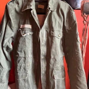 Militär jacka - Supercool militär jacka i storlek S, men är definitivt mot L hållet. Jättebra skick!