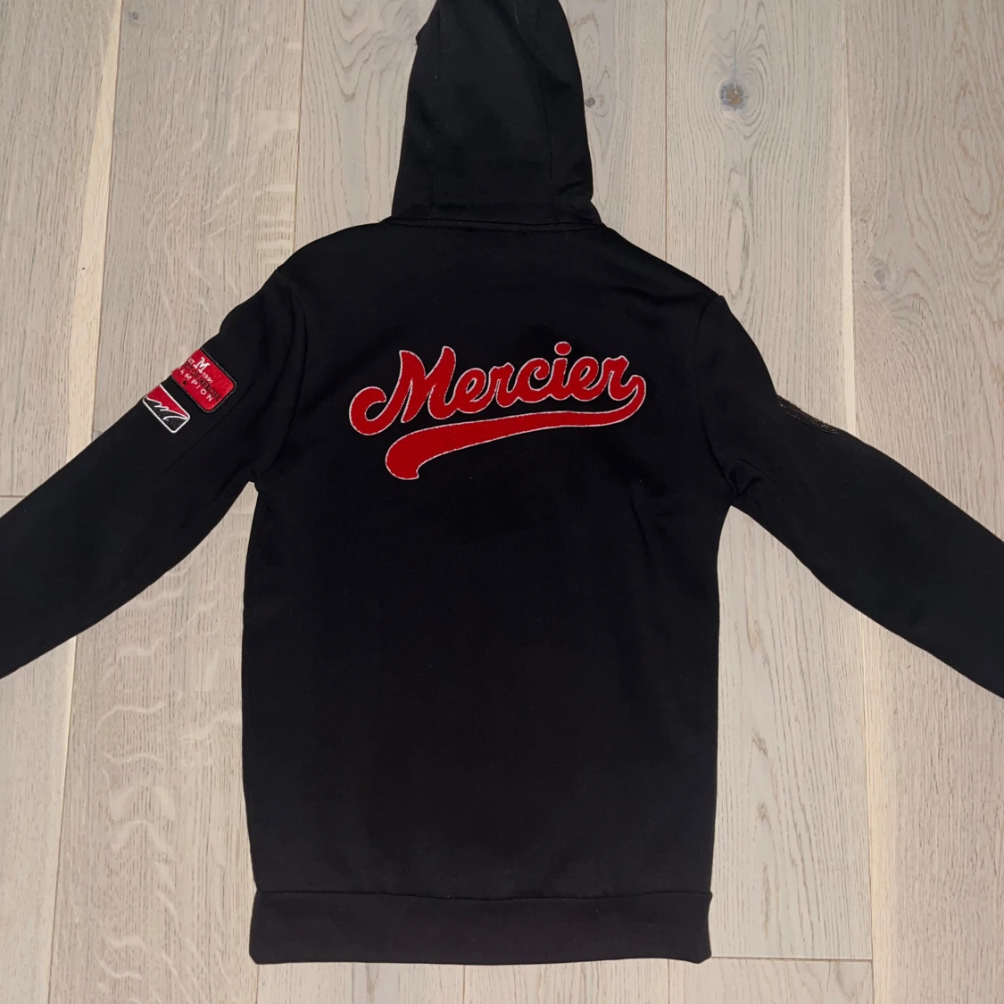 Svart hoodie bull från Mercier med patches - 1