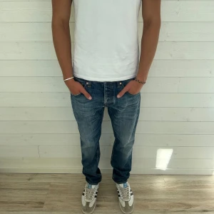 Kings of indigo jeans - Riktigt snygga kings of indigo jeans! Snygg Fade och bra passform, modellen är 183cm mått: 40cm midja 103cm längd.skriv vid funderingar 💬