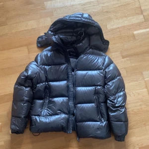 Massimo Dutti Vinterjacka Grön - Grön vinterjacka från Massimo Dutti. Sparsamt använd, inga defekter. Nypris 2200.