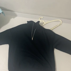 Svart half zip sweatshirt i storlek S - Svart sweatshirt med half zip och hög krage. Tröjan har lång ärm och är i en mjuk, lite tjockare bomullsblandning. Perfekt för lager-på-lager och chill dagar. Enkel och stilren design utan tryck eller mönster.