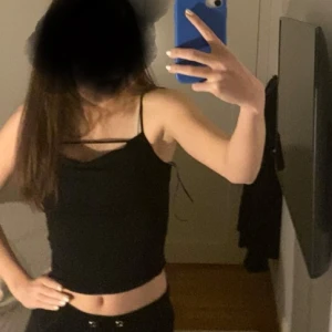 Svart linne - Svart linne med extra detalj över bysten från BikBok, XS. Använd en enstaka gång