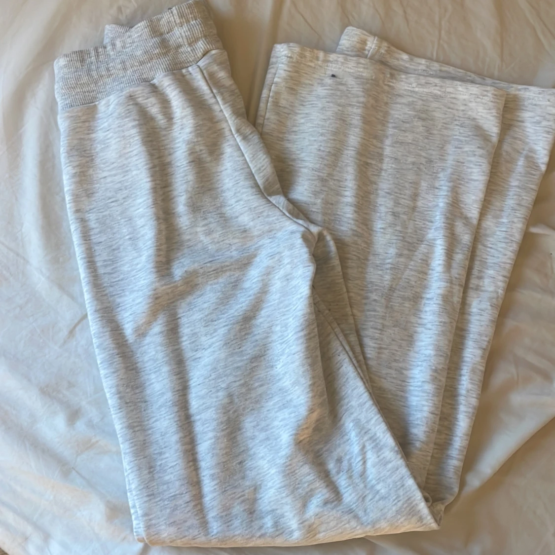 Ljusgrå mjukisbyxor från Gina Tricot - 3