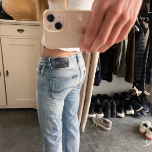 Ljusblå Lee jeans  - Säljer ett par low waist ljusblå jeans från Lee. Jeansen är straight/baggy och normal passform. Perfekta till en avslappnad stil och funkar året runt.