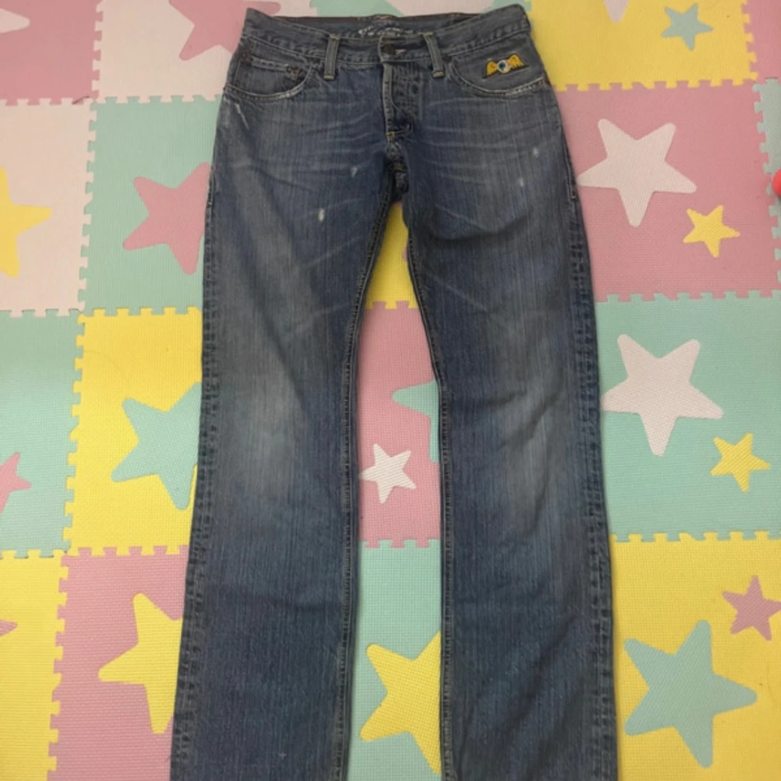 Blå jeans med broderad detalj