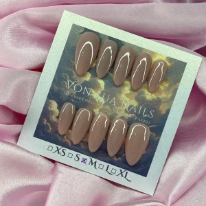 Babe (M);Medium Almond - Snygga handgjorda press-on naglar i nude, formade i en elegant medium almond. Setet innehåller 10 naglar i storlek M: 16 mm, 12 mm, 12,5 mm, 11,5 mm, 10 mm, perfekt för dig som vill ha en clean och trendig look. 