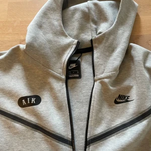 AIK Nike tech fleece - Aik Nike tech fleece i nyskick, använd Max 5 gånger! Köpt från aikshoppen. Skicka prisförslag!