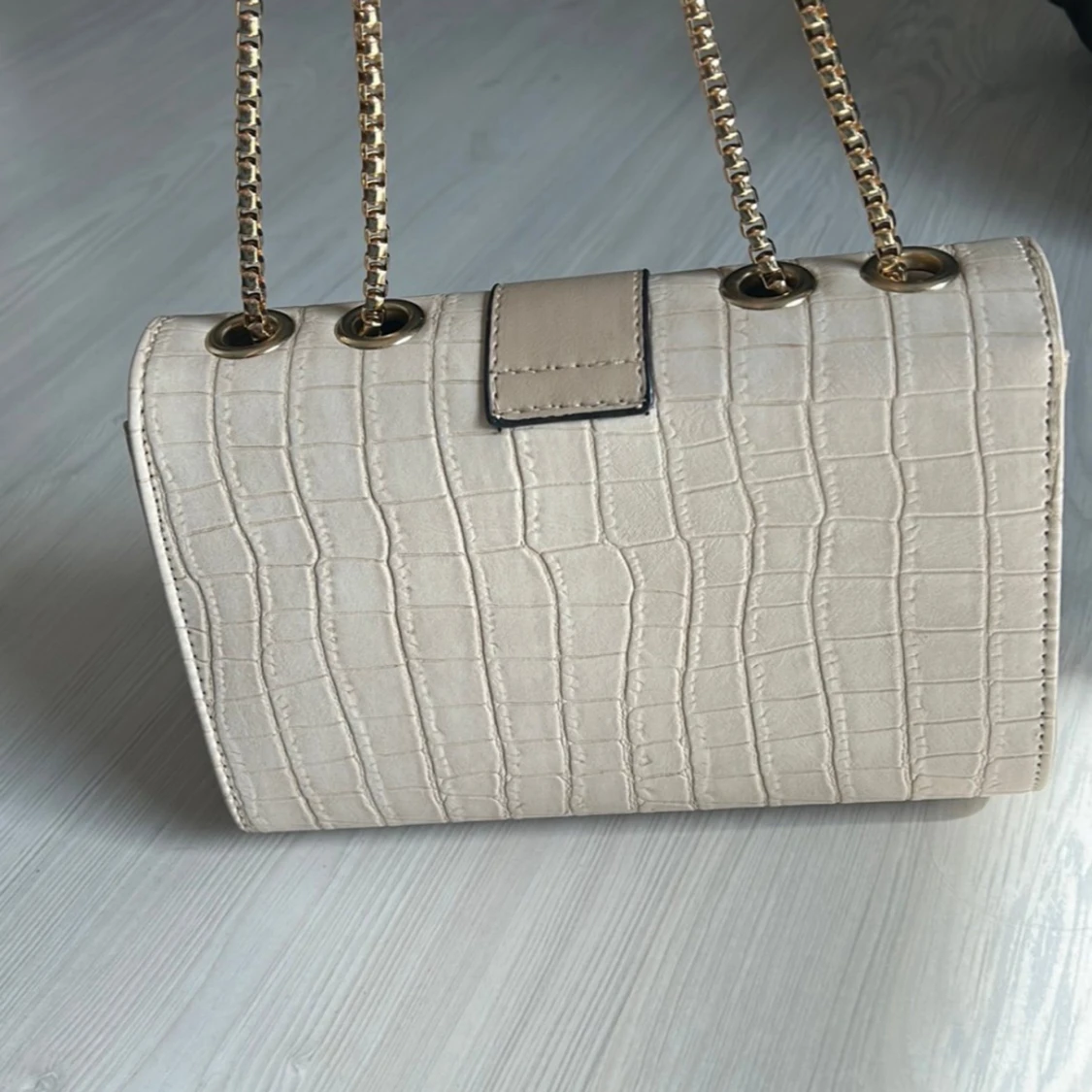 Beige axelväska med kedja och spänne - 4