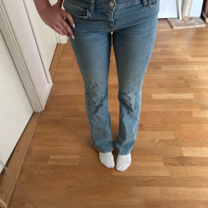 Bootcut jeans från Zara - Säljer dessa midwaist jeans från Zara då dom tyvärr blivit lite små för mig💕