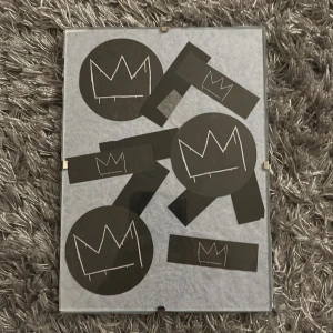 Hov1 tavla med konfetti från deras sista konsert  - konfettin är från deras sista konsert på gärdet