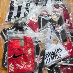 Fotbollströjor Billigt!! - Fotbollströjor samlade under åren, paketpris går att fixa 🥰