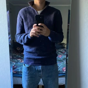 John Henric zip - Säljer en snygg John Henric zip up som är i mycket bra skick och nypris ligger på ungefär 1 000 kr. Tveka inte att skriva ifall du har någon fråga. Är också öppen till att förhandla priset.