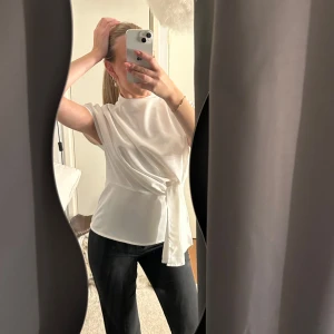 Vit blus - Vit blus med detaj vid sidan och dragkedja längs ryggen. Aldrig använd