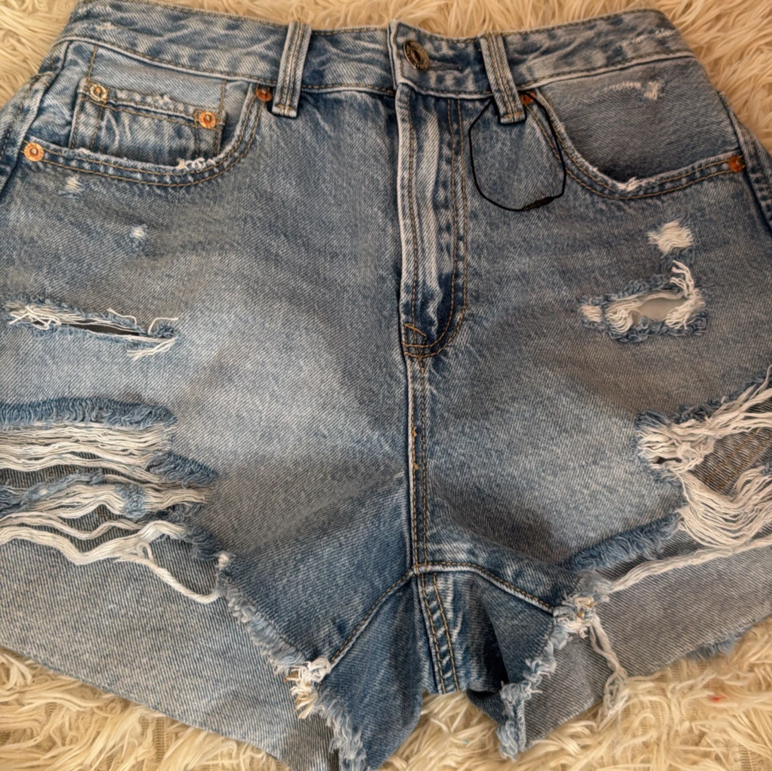 Stradivarius ljusblå ripped jeansshorts - 3